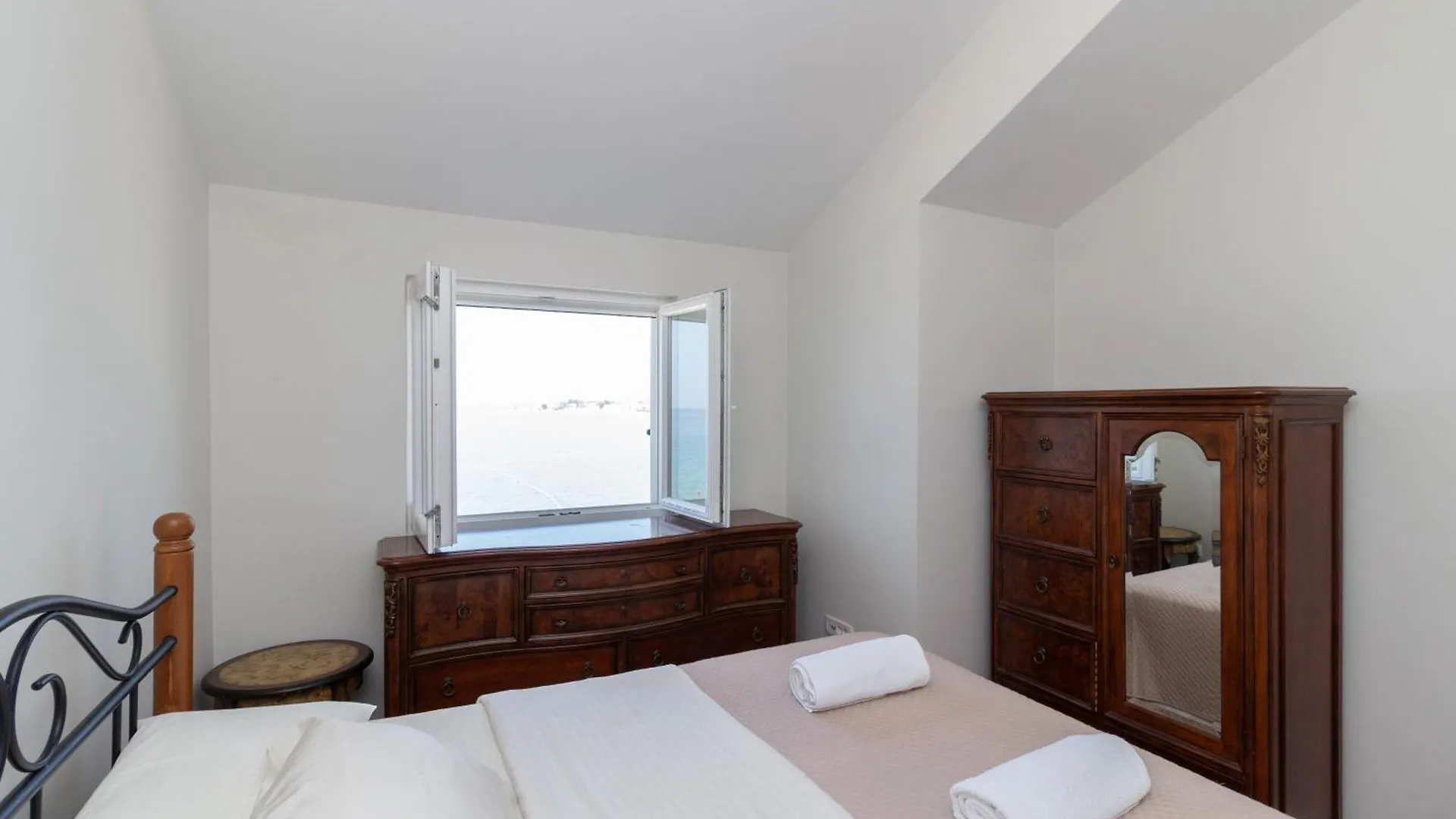 New! Beachfront Apartment With Seaview - Ta Leut Agency Privlaka