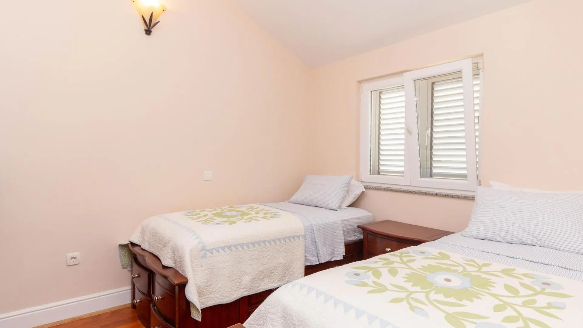 New! Beachfront Apartment With Seaview - Ta Leut Agency Privlaka  Kroatien