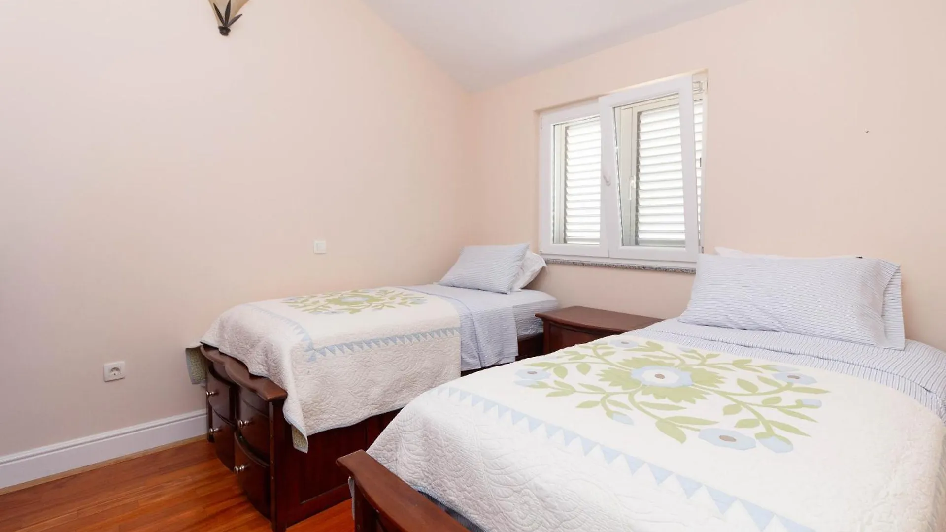 New! Beachfront Apartment With Seaview - Ta Leut Agency Privlaka