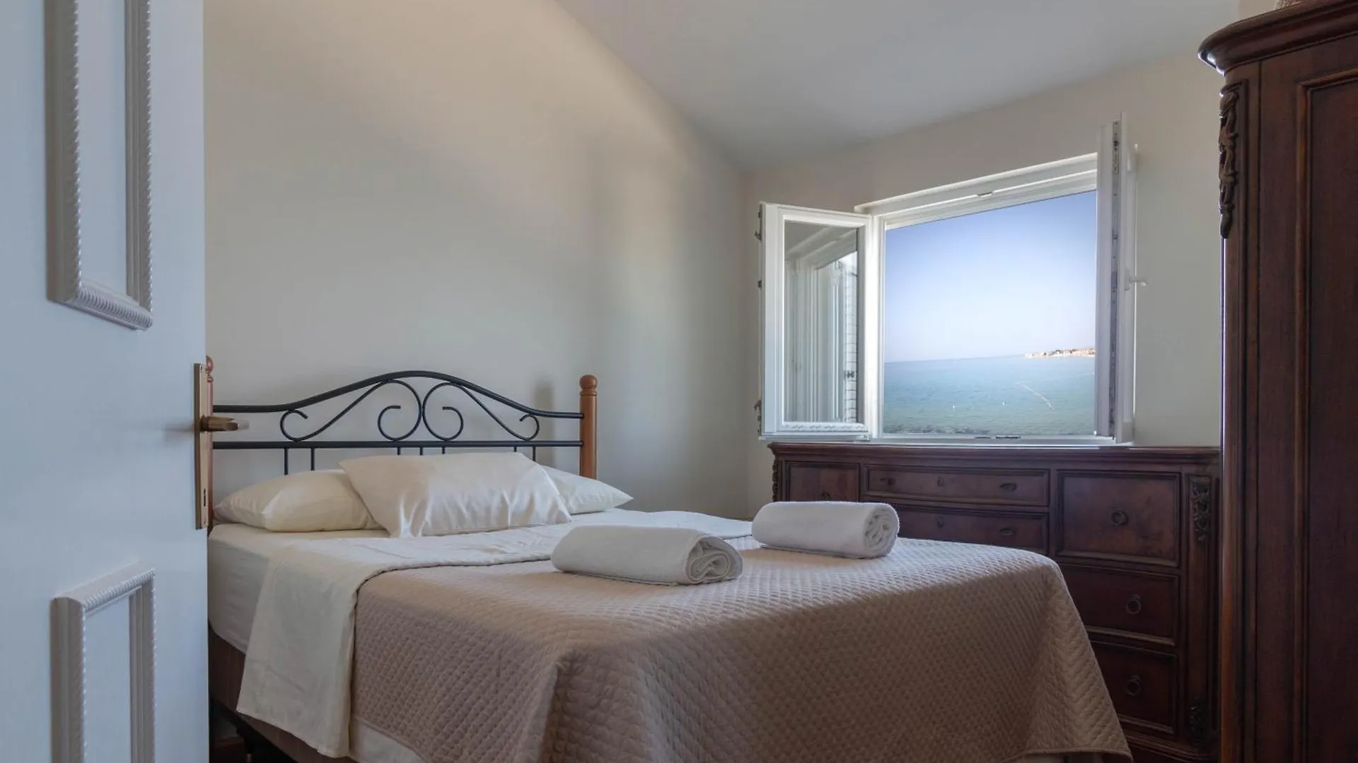 New! Beachfront Apartment With Seaview - Ta Leut Agency プリヴラカ クロアチア