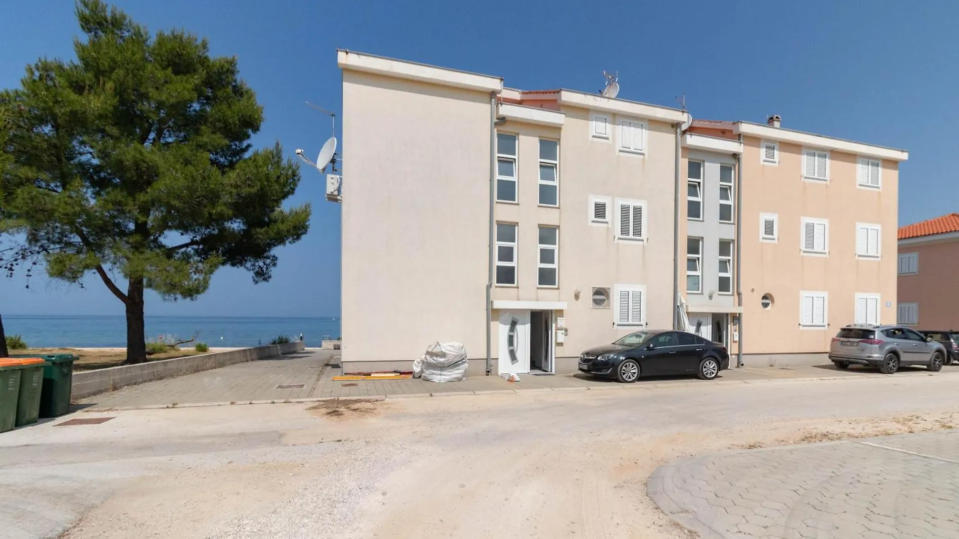 New! Beachfront Apartment With Seaview - Ta Leut Agency Privlaka  Kroatien